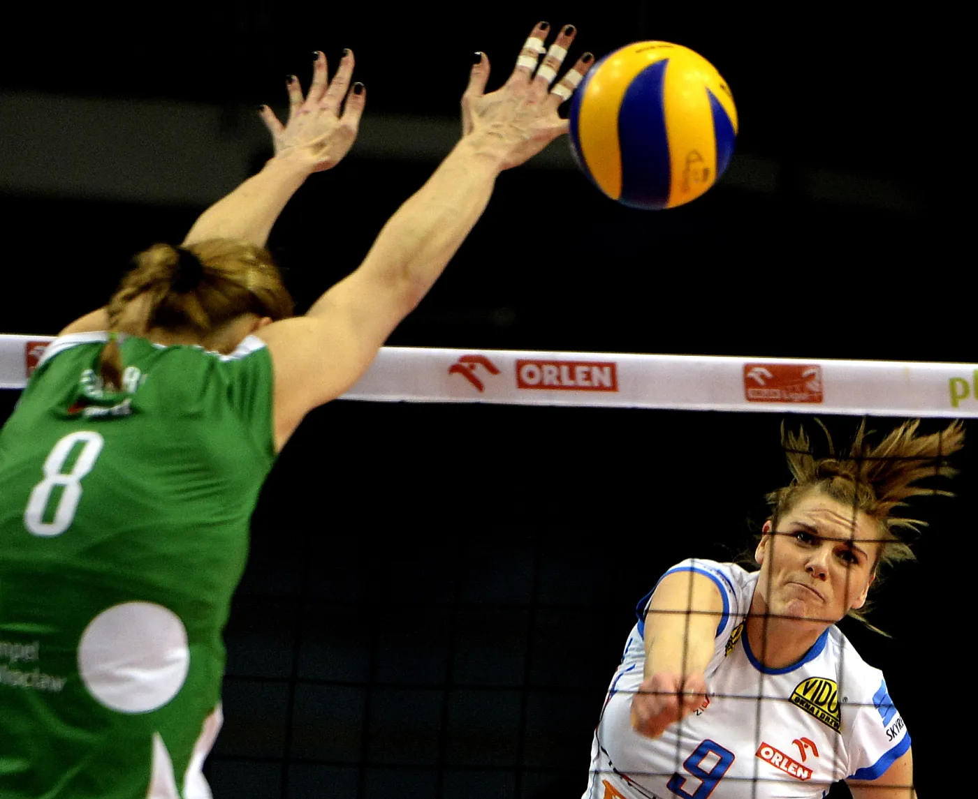 Paula Szeremeta (P) z Developres Rzeszów atakuje po bloku Hany Cutury (L) z Impelu Wrocław