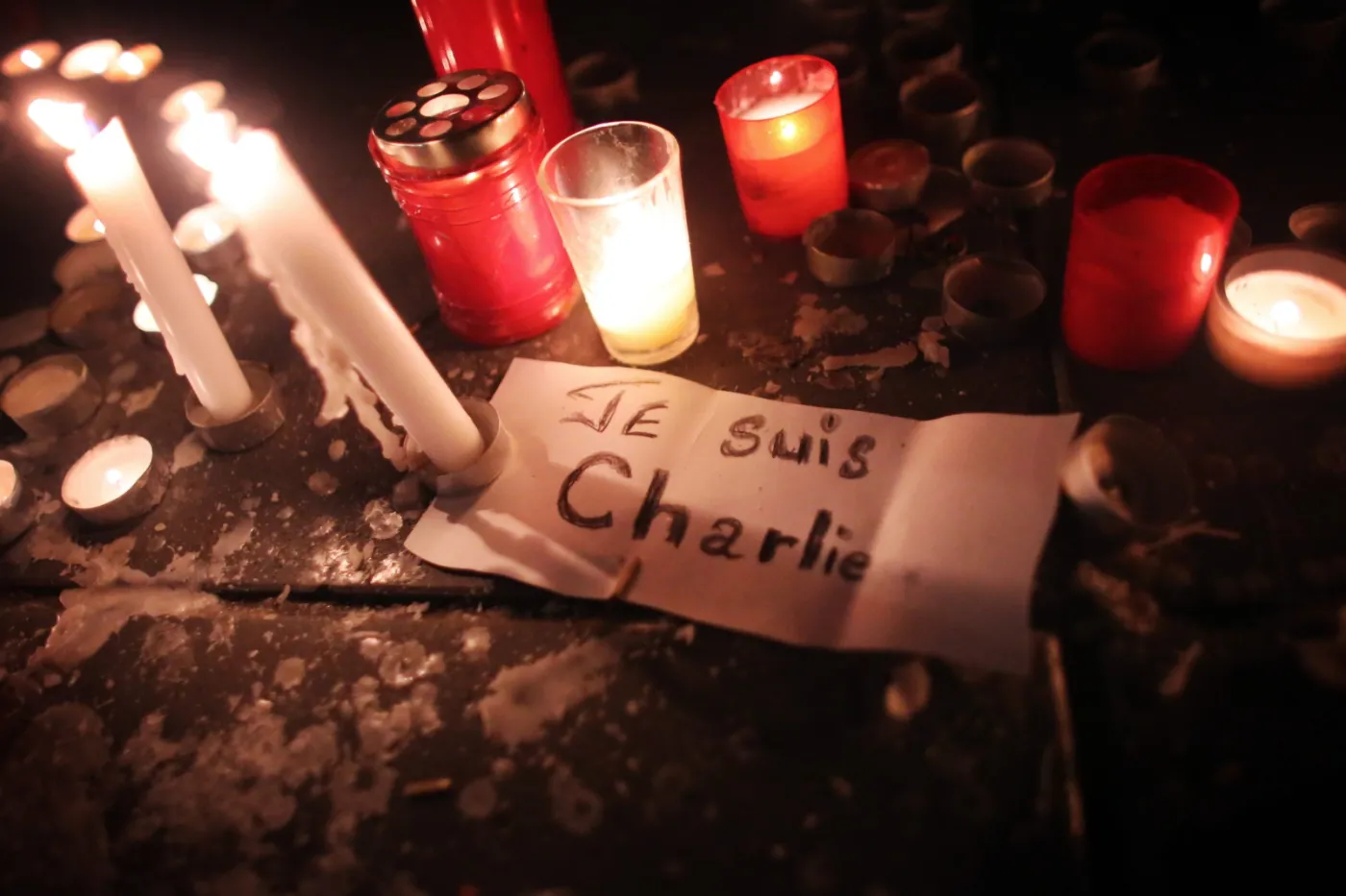 Hołd dla ofiar ataku na redakcję tygodnika "Charlie Hebdo"