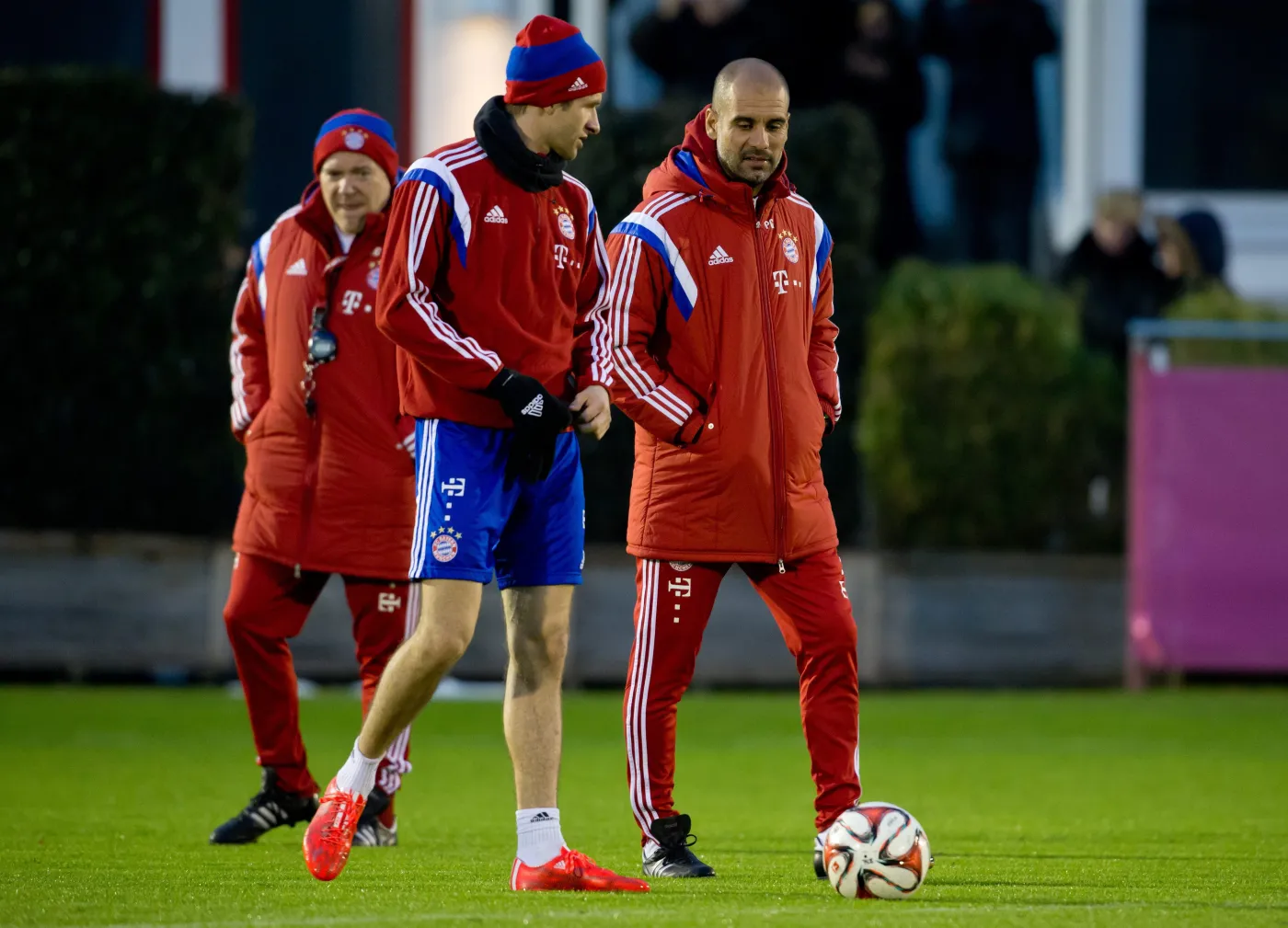 7273297-pep-guardiola-i-thomas-mueller.jpg