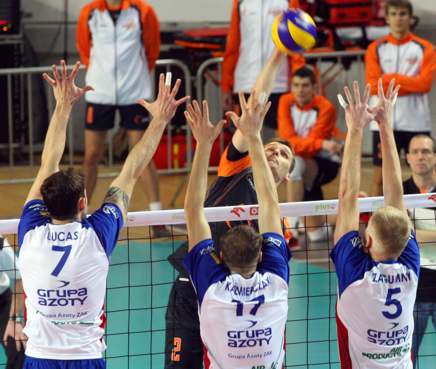 Piłkę zbija atakujący po drugiej stronie siatki Krzysztof Gierczyński z Jastrzębskiego Węgla, blokują - front, od lewej: Lucas Lih, Wojciech Kaźmierczak i Paweł Zagumny z miejscowej ZAKSY 