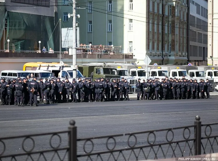 Rosyjska policja czeka w Moskwie na uczestników manifestacji