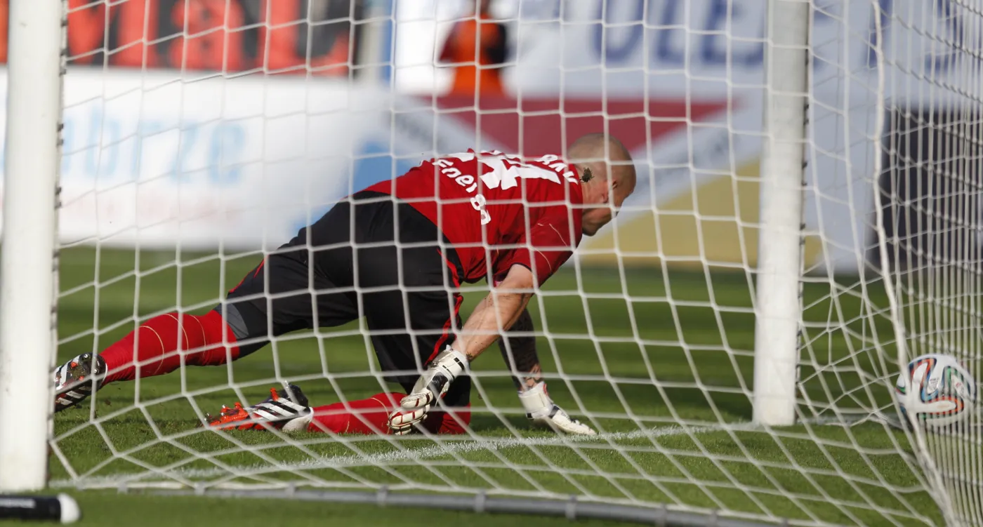 Bramkarz Lechii Gdańsk Mateusz Bąk puszcza gola w meczu T-Mobile Ekstraklasy z miejscowym Górnikiem w Zabrzu