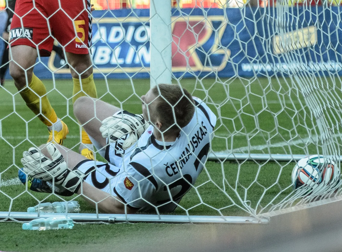 Bramkarz Korony Kielce Vytautas Černiauskas wpada z piłką do siatki podczas meczu piłkarskiej T-Mobile Ekstraklasy z Górnikiem Łęczna