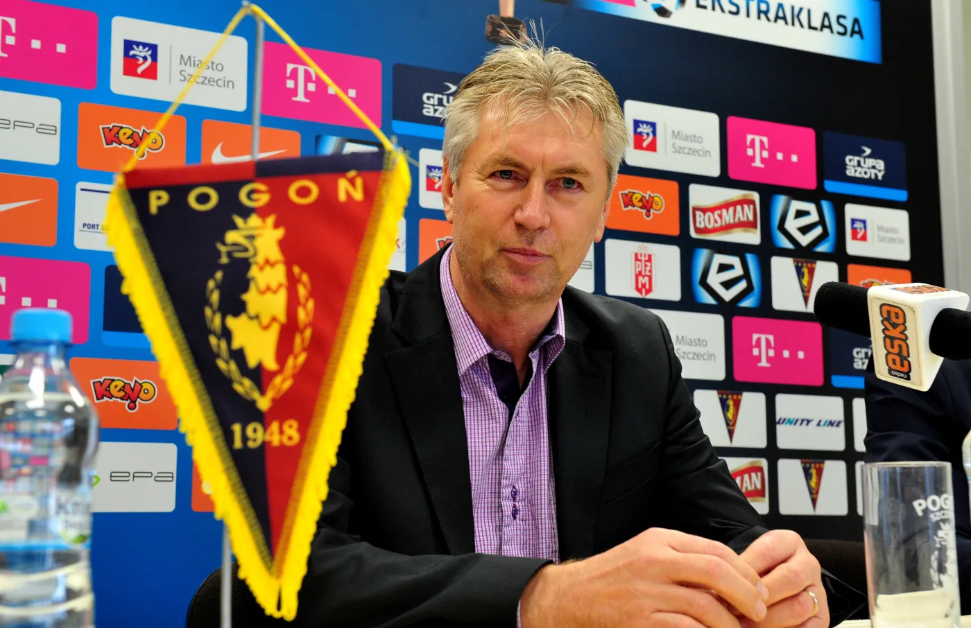 Nowy trener piłkarzy Pogoni Jan Kocian podczas konferencji prasowej w Szczecinie