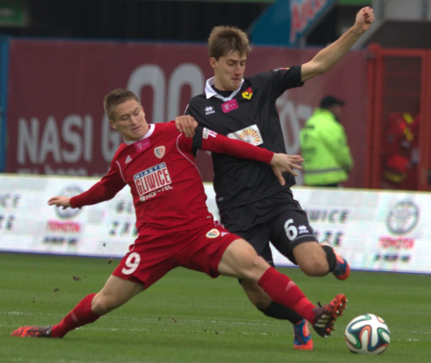 Zawodnik Jagiellonii Białystok Taras Romanczuk (P) walczy o piłkę z Radosławem Murawskim (L) z Piasta Gliwice podczas meczu piłkarskiej T-Mobile Ekstraklasy