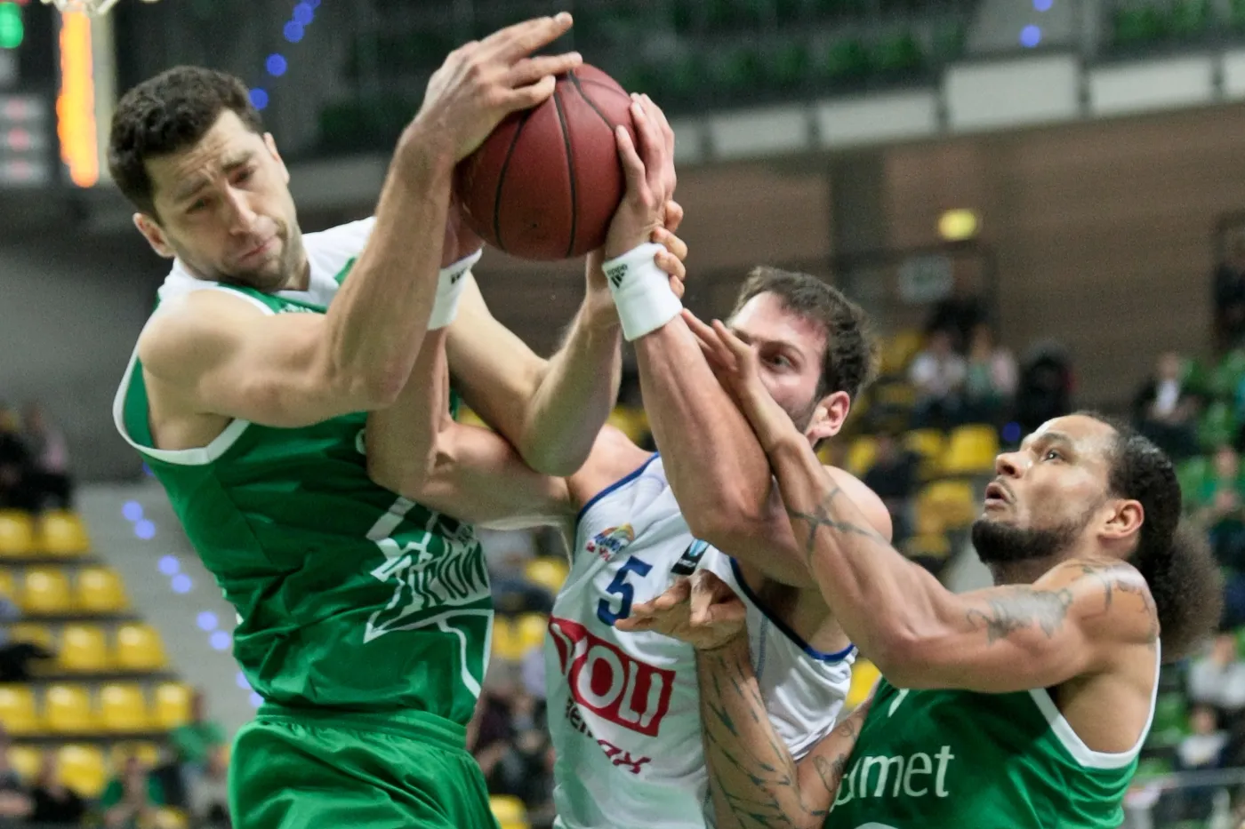 Będący przy piłce Vladimir Dasic (C) z Buducnosti Voli Podgorica atakowany przez Adama Hrycaniuka (L) i Chevona Troutmana (P) z miejscowego Stelmetu w meczu Pucharu Europy koszykarzy