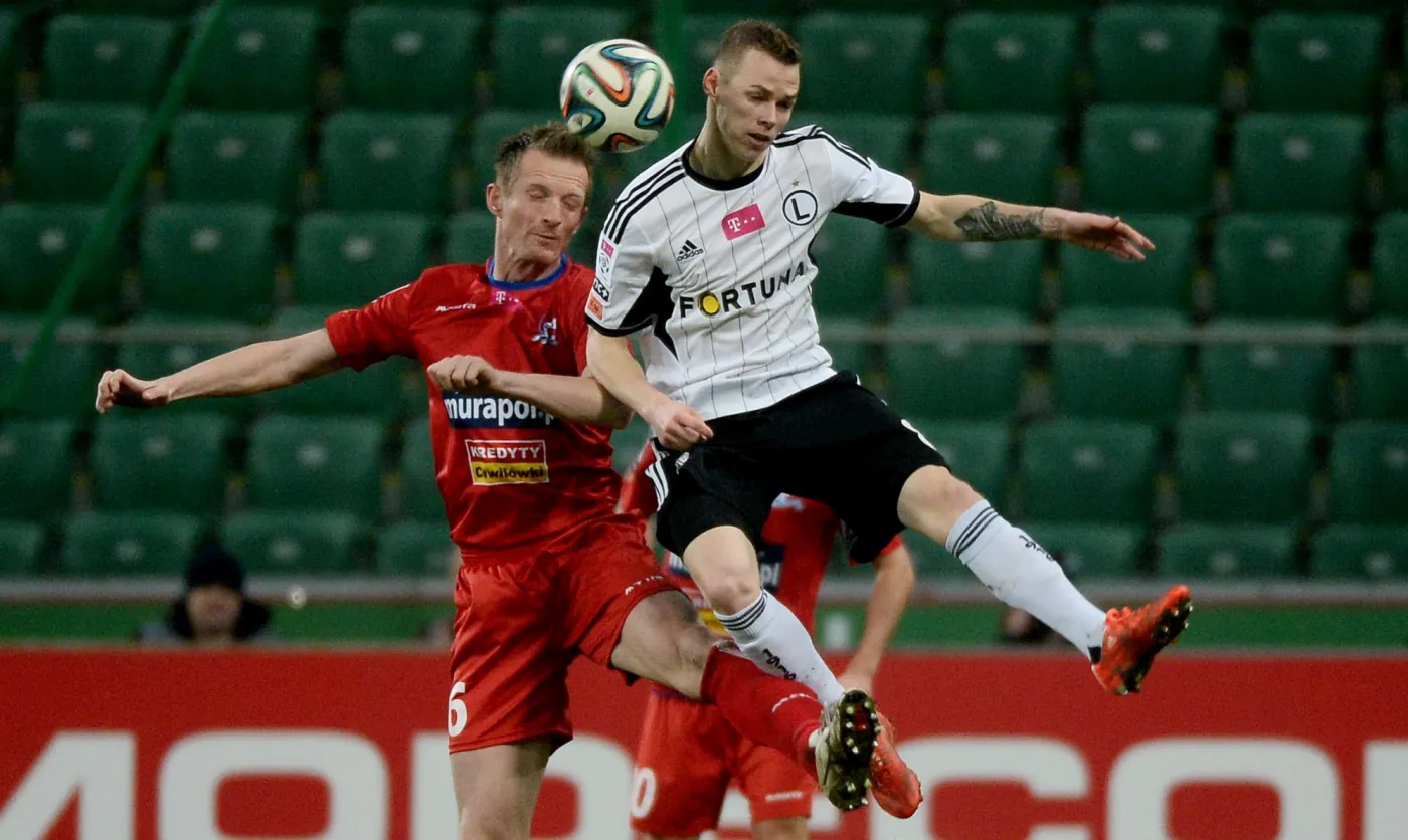 W wyskoku do górnej piłki Ondrej Duda (P) ze stołecznej Legii i Bartłomiej Konieczny (L) z Podbeskidzia Bielsko-Biała w meczu T-Mobile Ekstraklasy