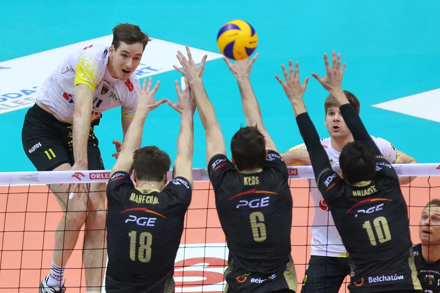 Piłkę zbija atakujący po drugiej stronie siatki Murphy Troy z Lotosu Trefla Gdańsk, blokują - od lewej: Nicolas Marechal, Karol Kłos i Nicolas Uriarte z PGE Skry Bełchatów w drugim półfnałowym meczu play off obu drużyn w ekstraklasie siatkarzy, rozegranym w Sopocie