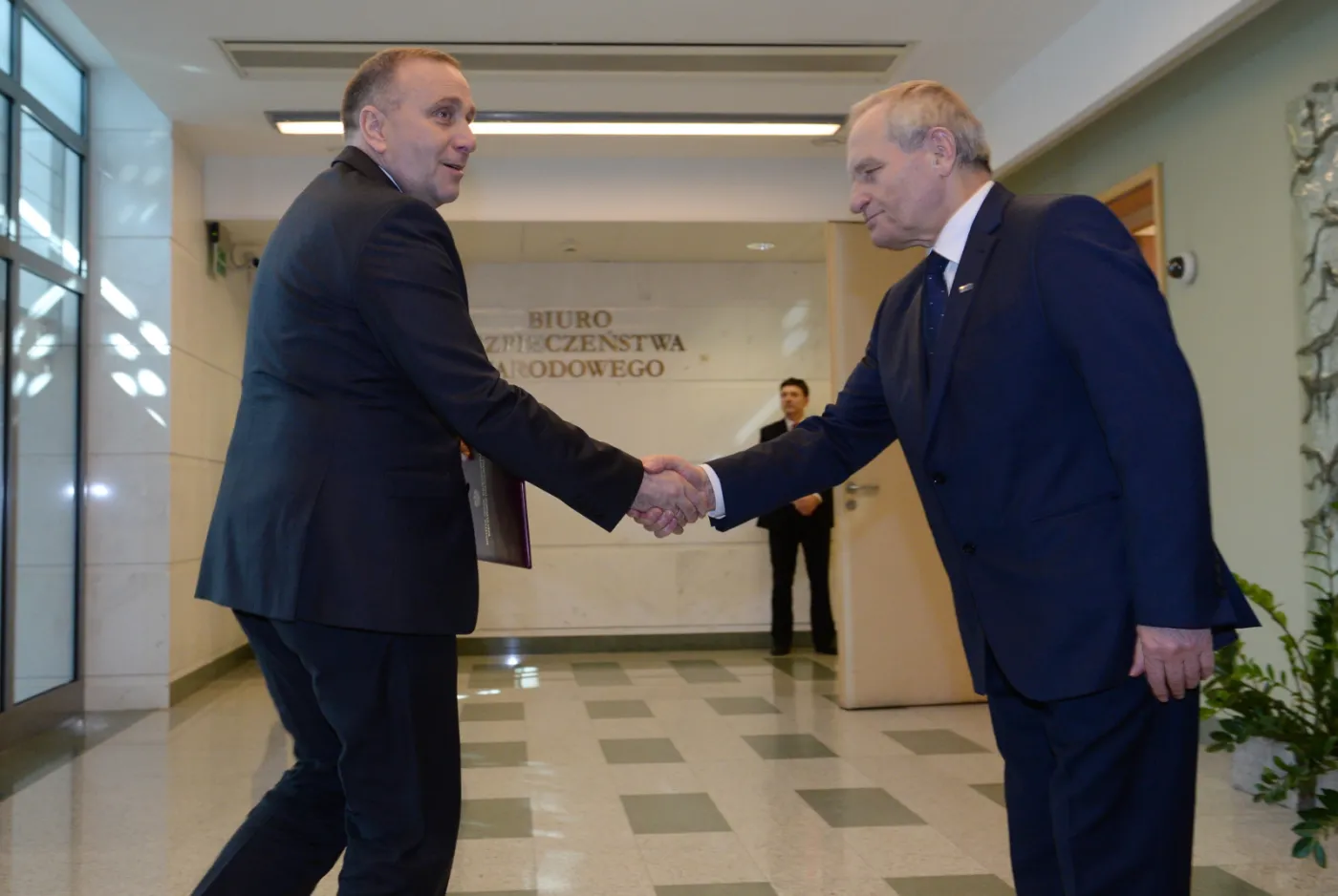 Szef BBN Stanisław Koziej  wita ministra spraw zagranicznych Grzegorza Schetynę