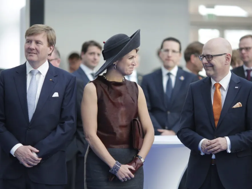 Skandal?! Królowa Holandii odkryła kawał ciała i pogwałciła protokół