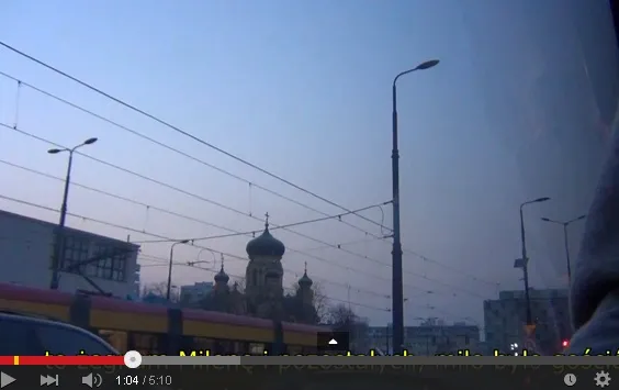 Wyluzowany kierowca warszawskiego autobusu [WIDEO]