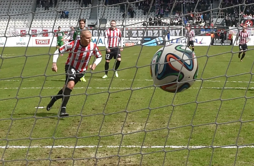 Strzałem z karnego Deniss Rakels (C) z miejscowej Cracovii zdobywa w meczu T-Mobile Ekstraklasy z Lechią Gdańsk w Krakowie