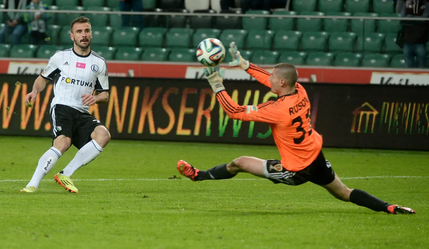 Interweniujący bramkarz Piasta Gliwice Dobrivoj Rusov (P) i strzelający gola Orlando Sa (L) ze stołecznej Legii w meczu T-Mobile Ekstraklasy