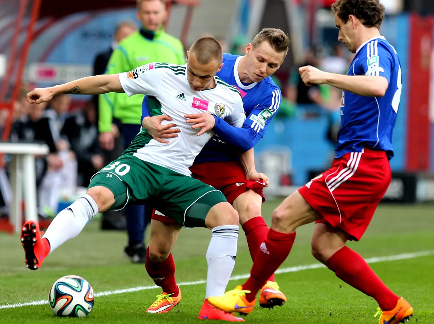 Zawodnicy Piasta Gliwice Tomasz Mokwa (C) oraz Konstantin Vassiljev (P) w starciu o piłkę z Kamilem Dankowskim (L) ze Śląska Wrocław podczas meczu 27. kolejki T-Mobile Ekstraklasy