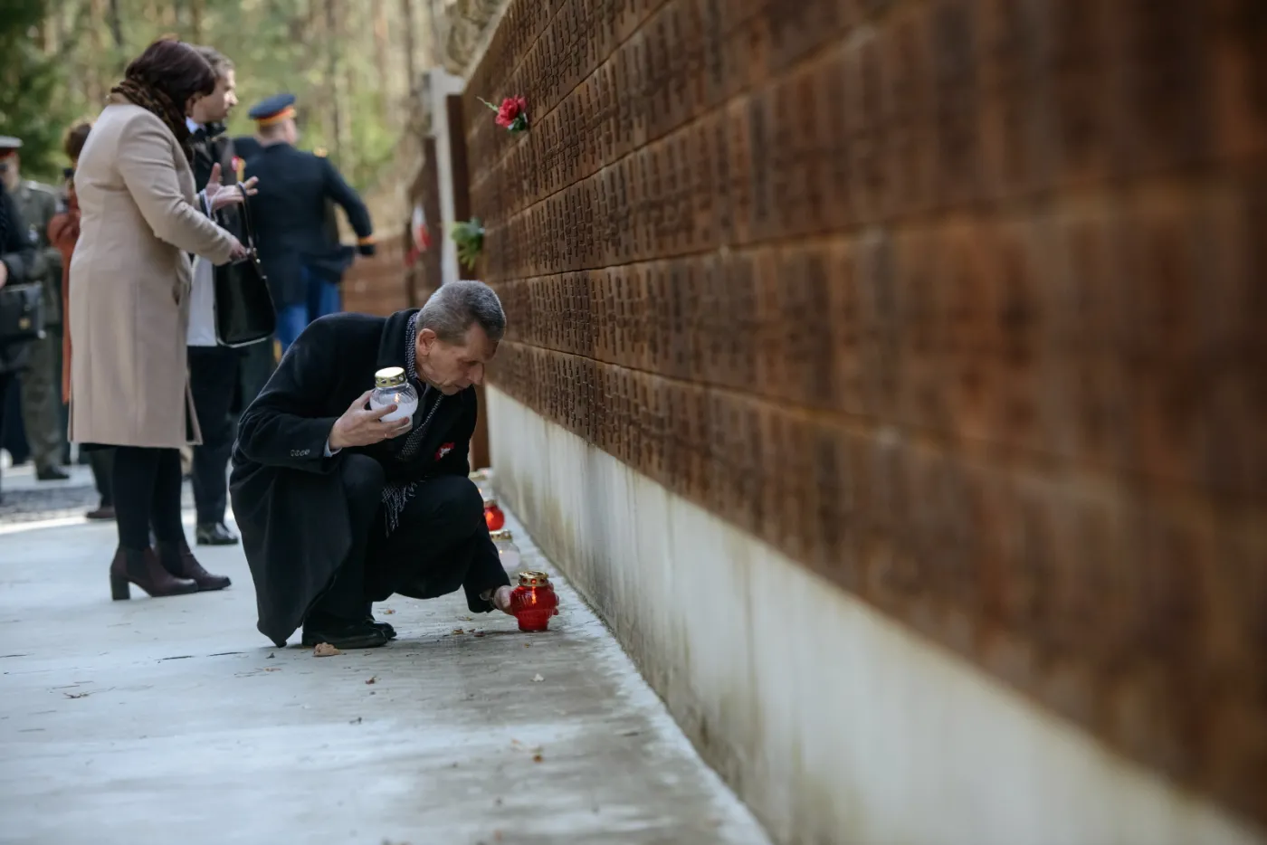 Sekretarz Rady Ochrony Pamięci Walk i Męczeństwa Andrzej Kunert na uroczystych obchodach 75. rocznicy zbrodni katyńskiej