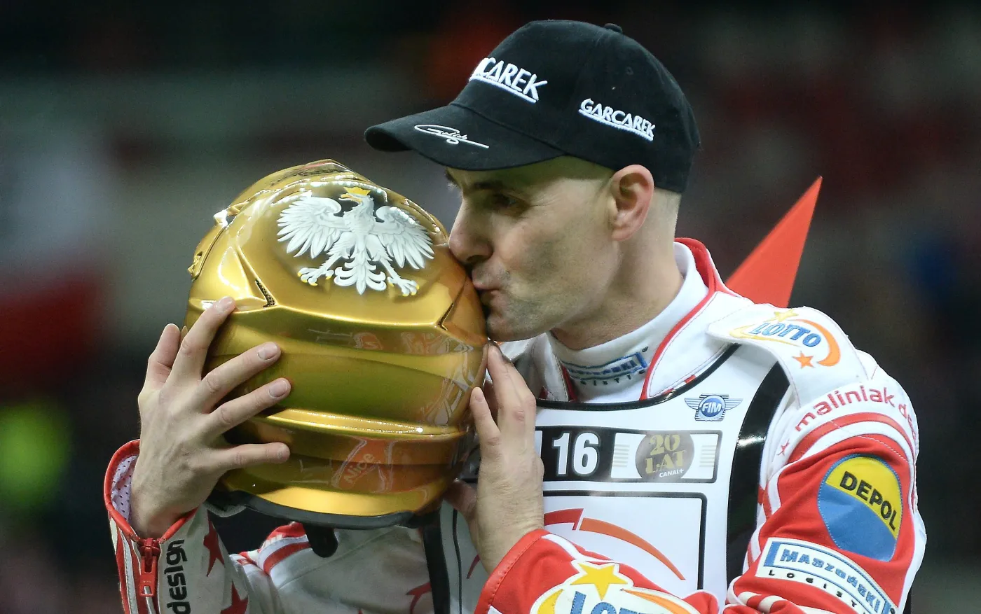 Tomasz Gollob całuje złoty kask po żużlowym Grand Prix Polski na Stadionie Narodowym w Warszawie, 18 bm. Gollob, dla którego był to prawdopodobnie ostatni występ w GP, startował dzięki "dzikiej karcie"