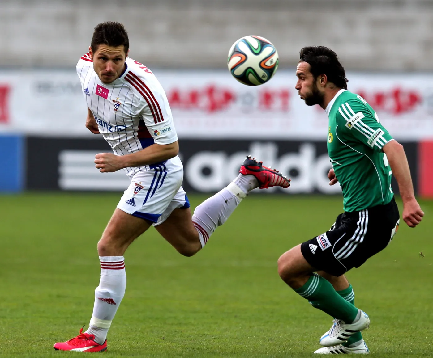 Zawodnik Górnika Zabrze Łukasz Madej (L) walczy o piłkę z Patrykiem Rachwałem (P) z PGE GKS Bełchatów podczas meczu piłkarskiej T-Mobile Ekstraklasy