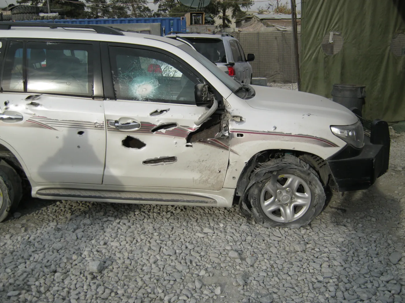 TYLKO W DZIENNIK.PL: Tak wygląda toyota po zamachu na kolumnę BOR. ZDJĘCIA