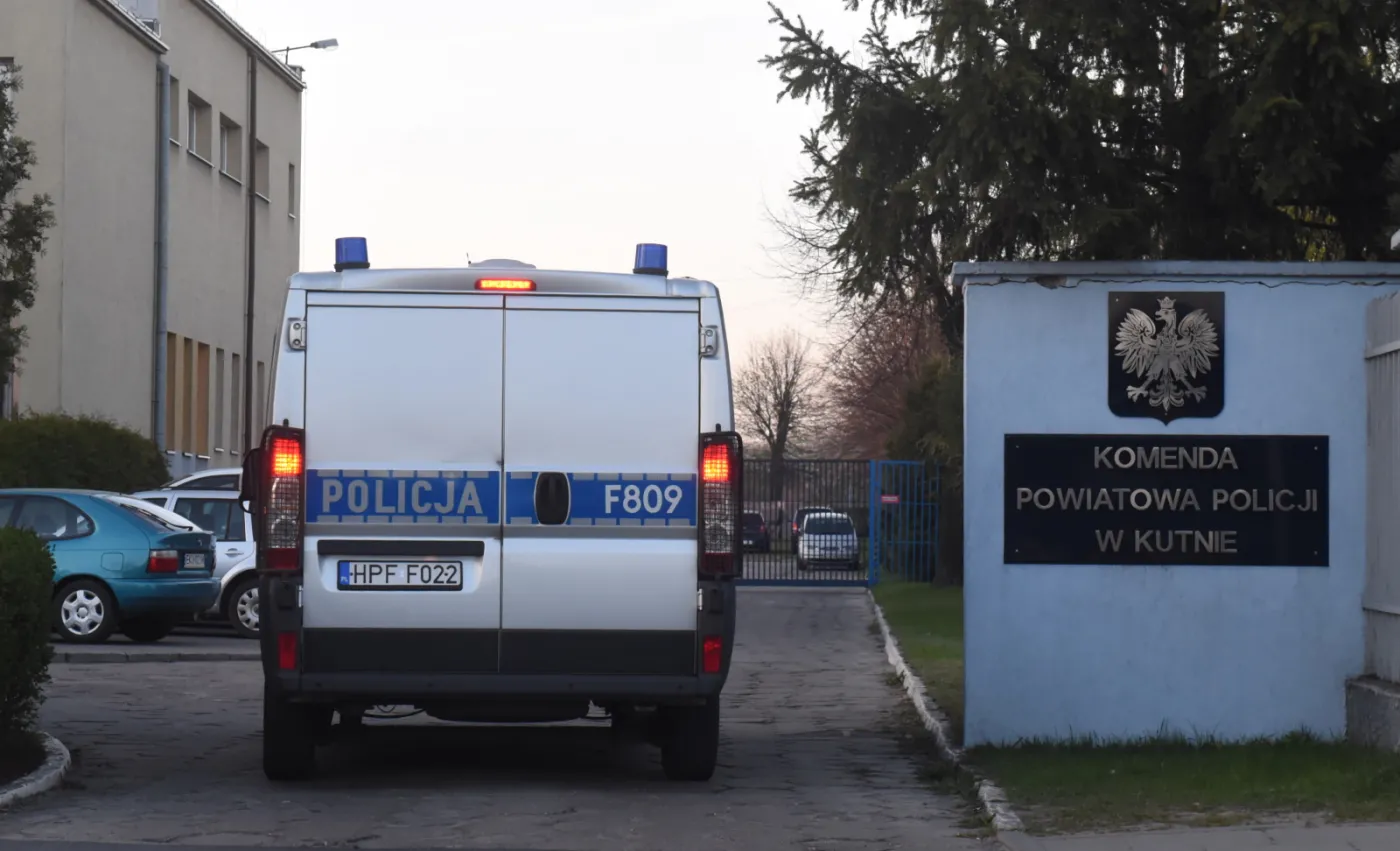 Radiowóz policyjny przed komendą policji w Kutnie