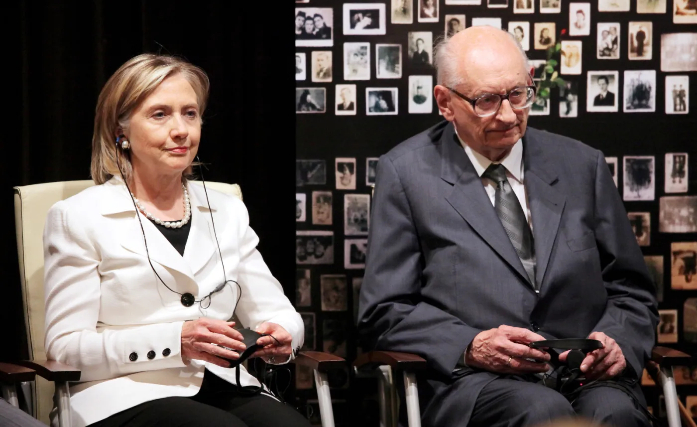 7694992-wladyslaw-bartoszewski-i-hillary.jpg