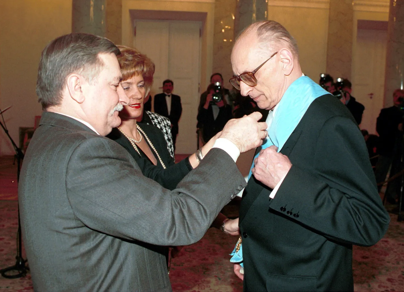 7695050-lech-walesa-odznacza-wladyslawa.jpg