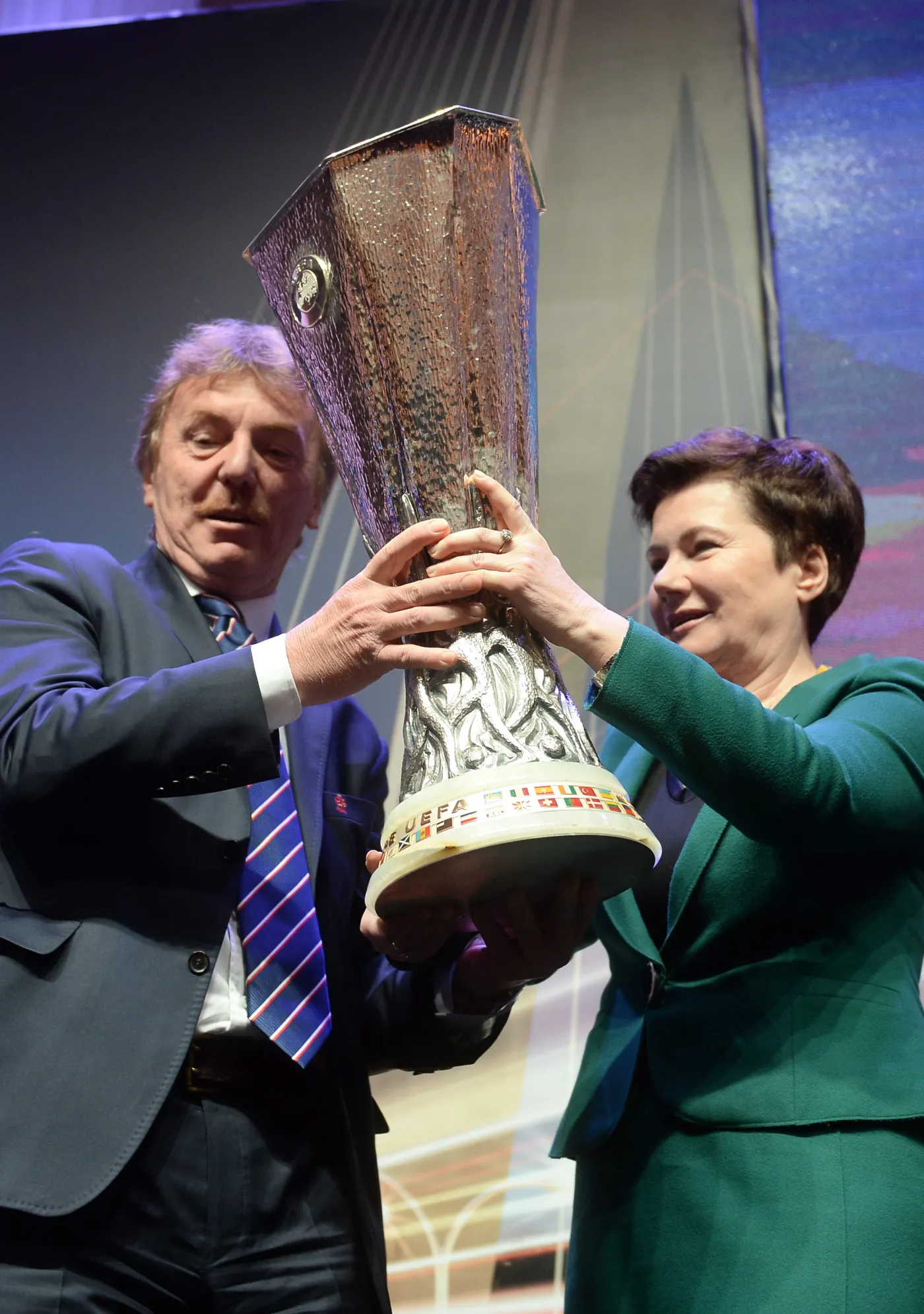 Przedstawiciele klubu FC Sevilla - ubiegłorocznego triumfatora rozgrywek - i prezes PZPN Zbigniew Boniek (L) przekazali na ręce prezydent Warszawy Hanny Gronkiewicz - Waltz (P) trofeum Ligi Europejskiej