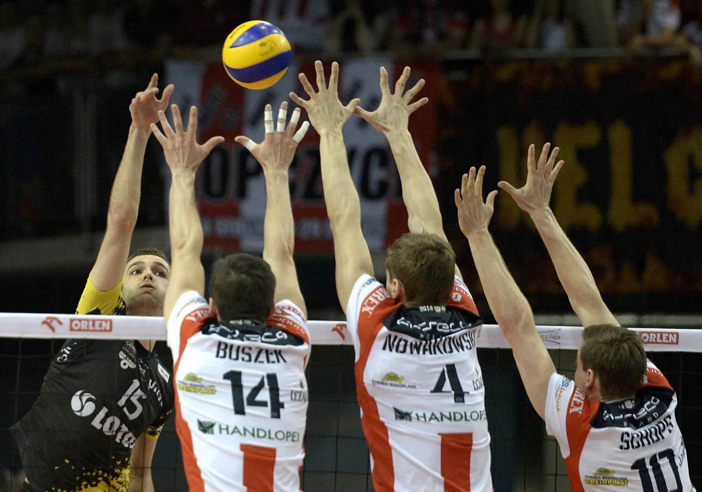 Siatkarze Asseco Resovii Rzeszów (od prawej): Jochen Schops, Piotr Nowakowski i Rafał Buszek, blokują po ataku Mateusza Miki (L) z Lotosu Trefl Gdańsk podczas 3. meczu finałowego