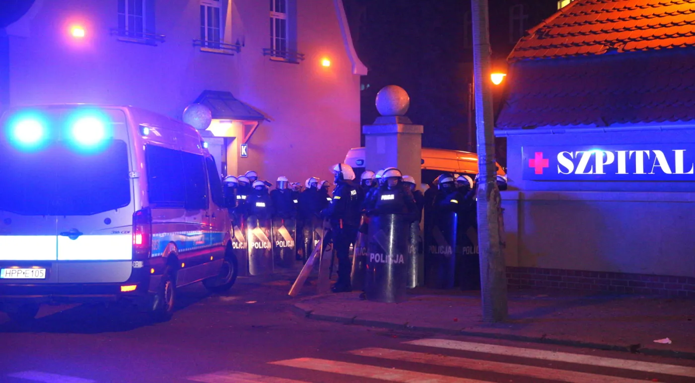 14 policjantów rannych. Nocna bitwa przed szpitalem, w którym zmarł kibic. ZDJĘCIA