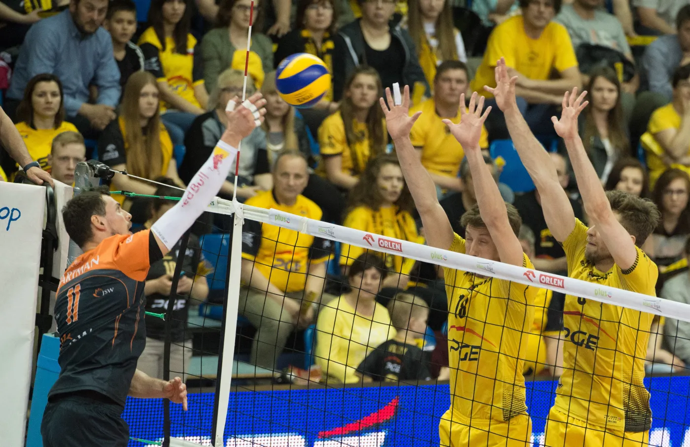Będący po drugiej stronie siatki Nicolas Marechal (C) i Andrzej Wrona (P) z miejscowej PGE Skry oraz Zbigniew Bartman (L) z Jastrzębskiego Węgla