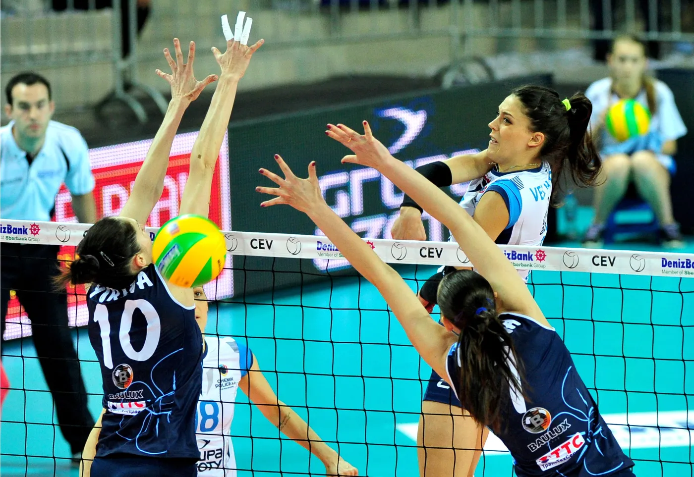 Siatkarka Chemika Police Stefana Veljkovic (wyżej) atakuje po bloku Eleny Yurievy (L) i Victorii Chapliny (P) z Dynama Kazań podczas meczu grupy A Ligi Mistrzyń 