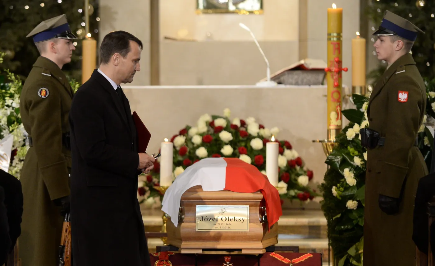 7309121-radoslaw-sikorski-na-pogrzebie.jpg