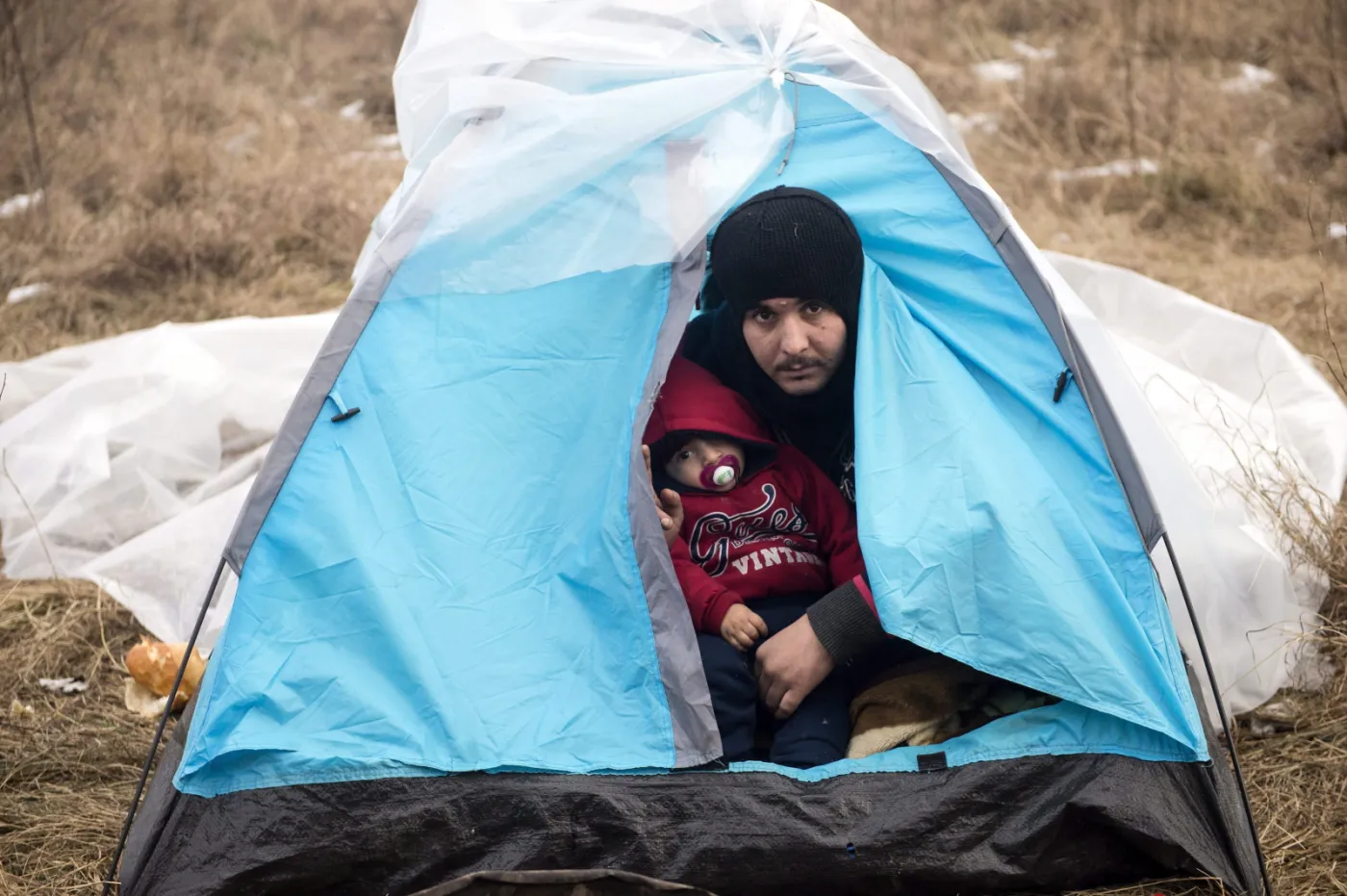 Uchodźcy z Afganistanu czekają na przemytników na granicy z Unią, w Serbii