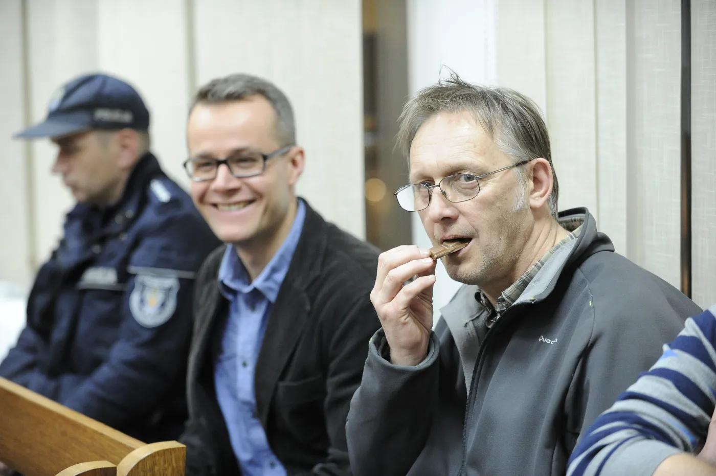 Fotoreporter PAP Tomasz Gzell i dziennikarz Telewizji Republika Jan Pawlicki na sali sądu rejonowego w Warszawie