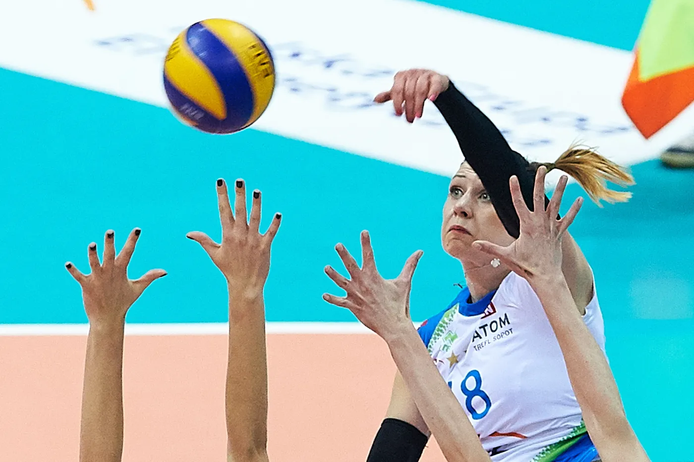 Piłkę zbija atakująca po drugiej stronie siatki Katarzyna Zaroślińska z miejscowego Atomu Trefla w meczu ekstraklasy siatkarek z BKS Aluprof Bielsko-Biała w Sopocie
