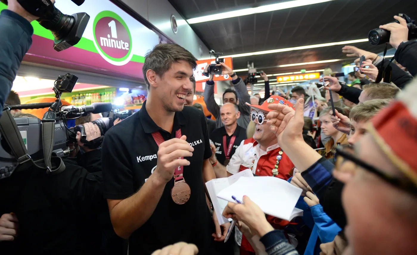 Kibice i minister sportu powitali piłkarzy ręcznych w Warszawie. ZDJĘCIA