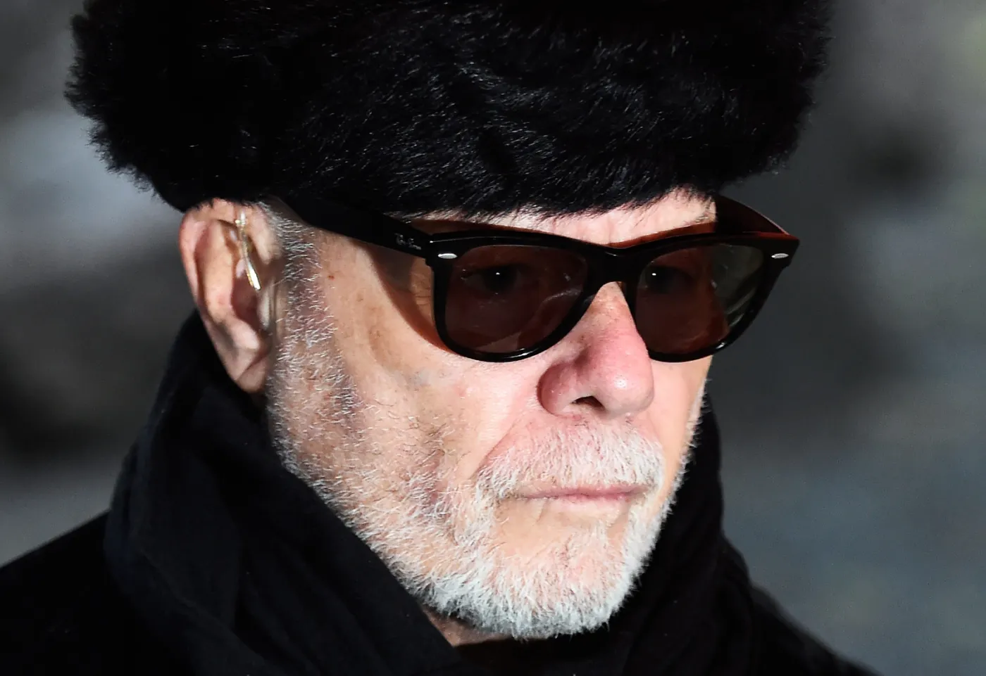 Gary Glitter przed wejściem do sądu w Londynie