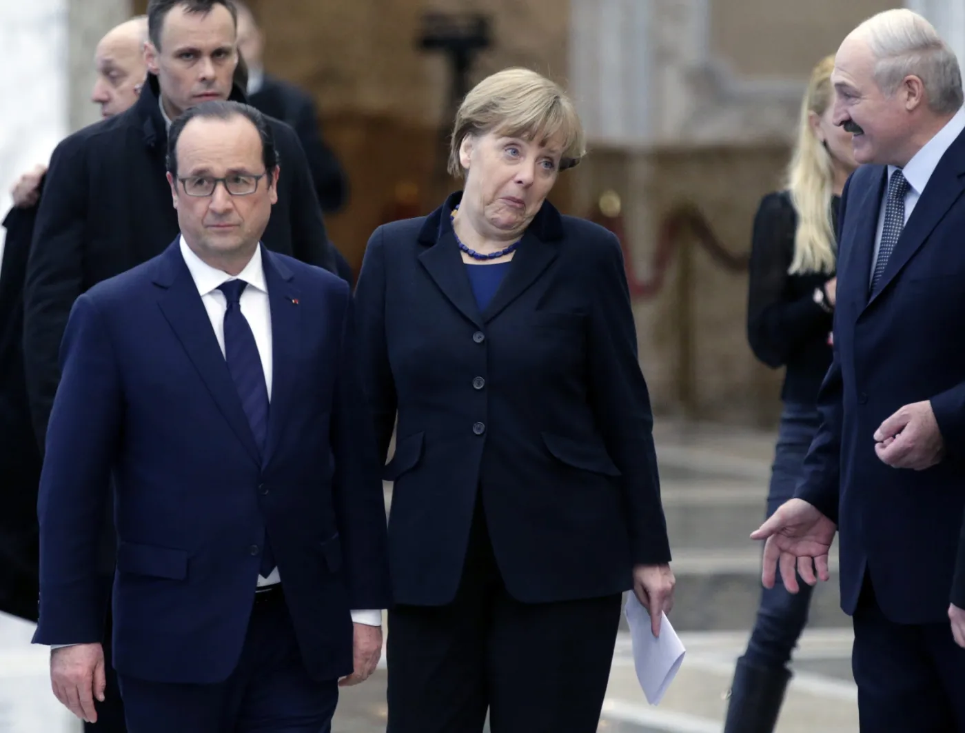 7417291-francois-hollande-angela-merkel.jpg