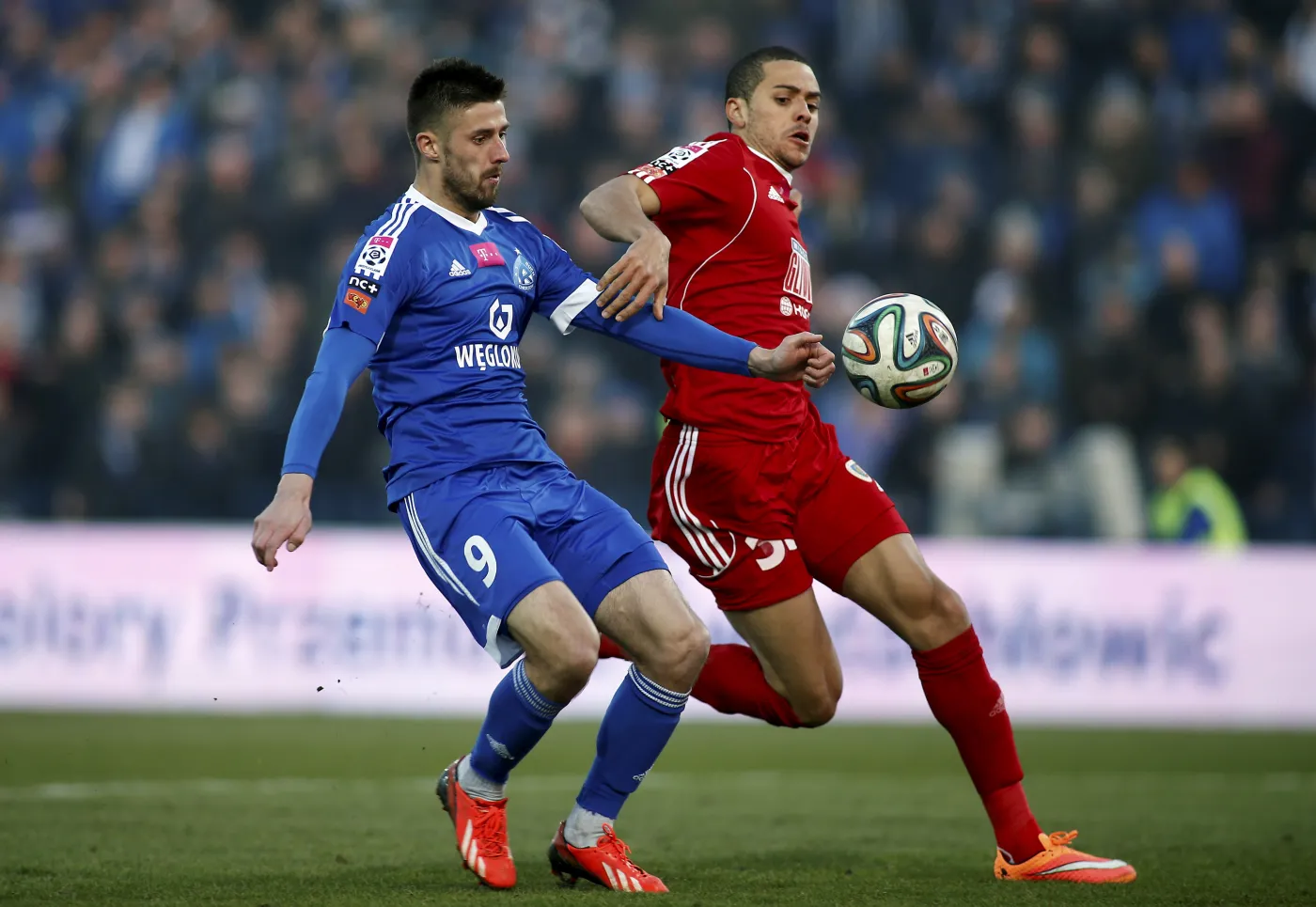 Zawodnik Ruchu Chorzów Grzegorz Kuświk (L) walczy o piłkę z Hebertem Silvą Santosem (P) z Piasta Gliwice podczas meczu polskiej Ekstraklasy