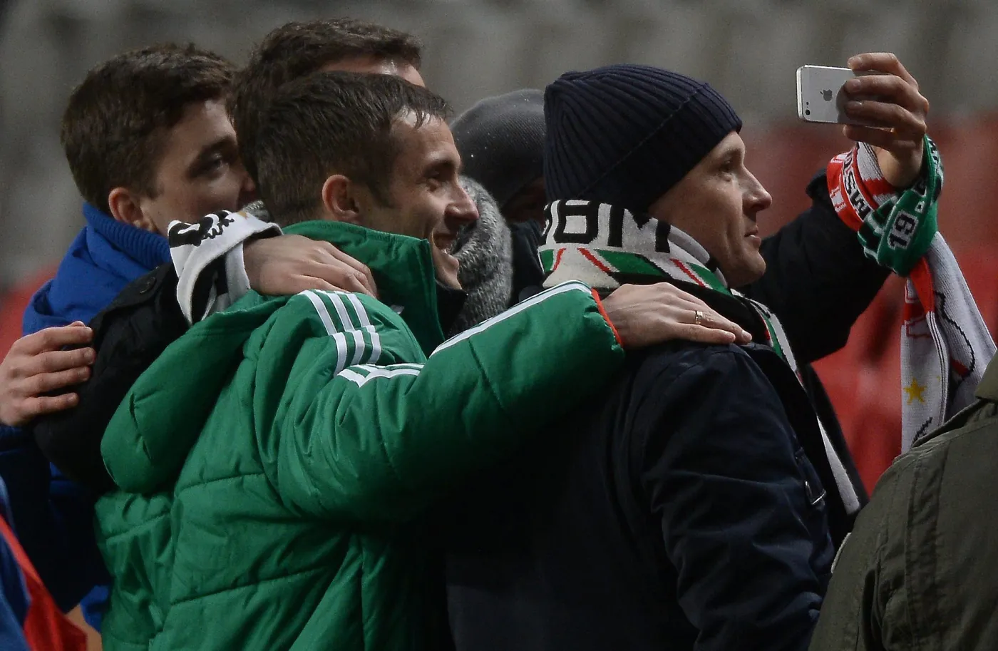 Zawodnik Legii Warszawa Miroslav Radović pozuje do zdjęć z kibicami przed meczem z AFC Ajax Amsteradam w 1/16 finału Ligi Europejskiej