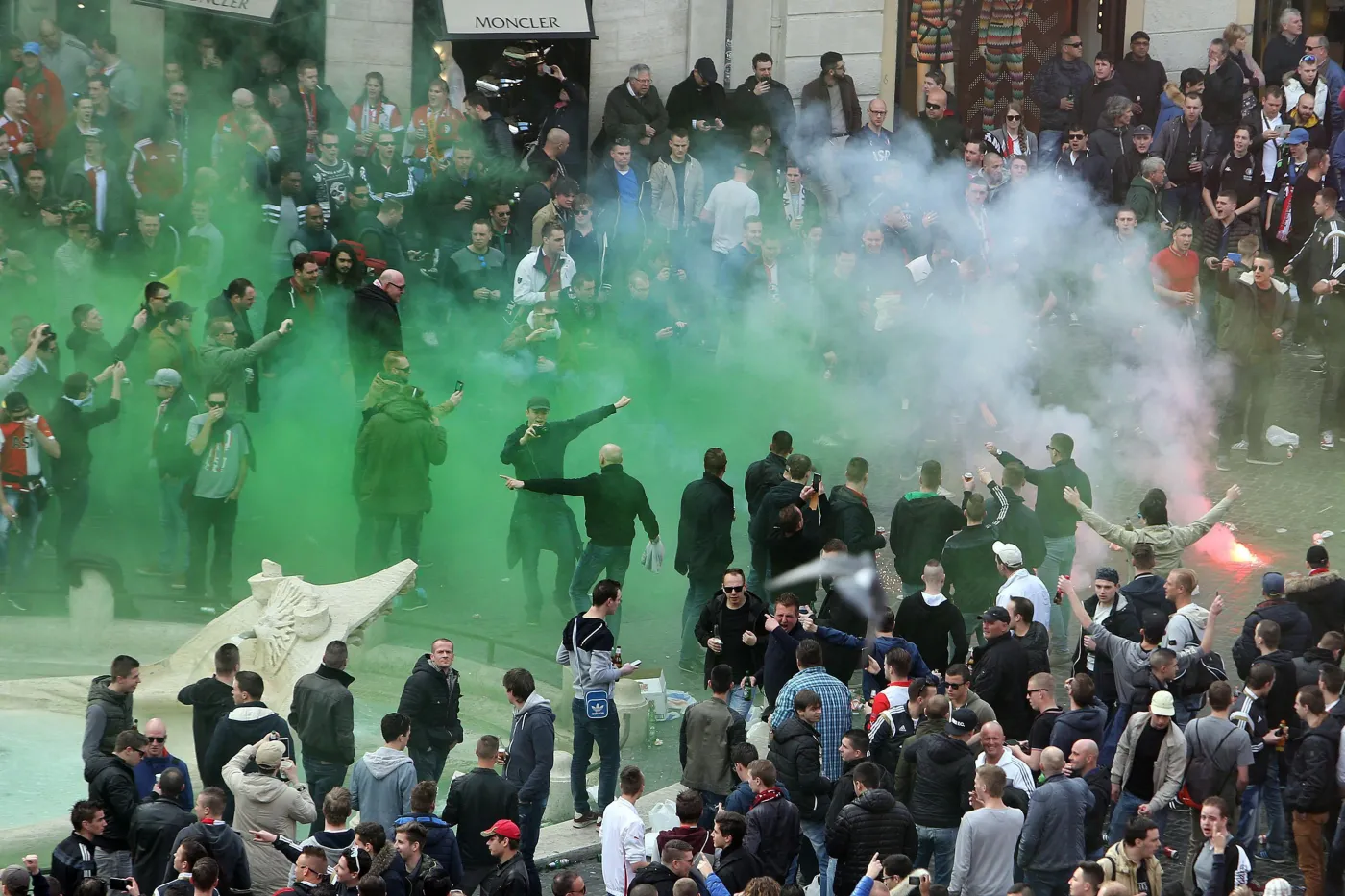 Krew na Schodach Hiszpańskich. Kibole Romy i Feyenoordu bili się w centrum miasta. ZDJĘCIA