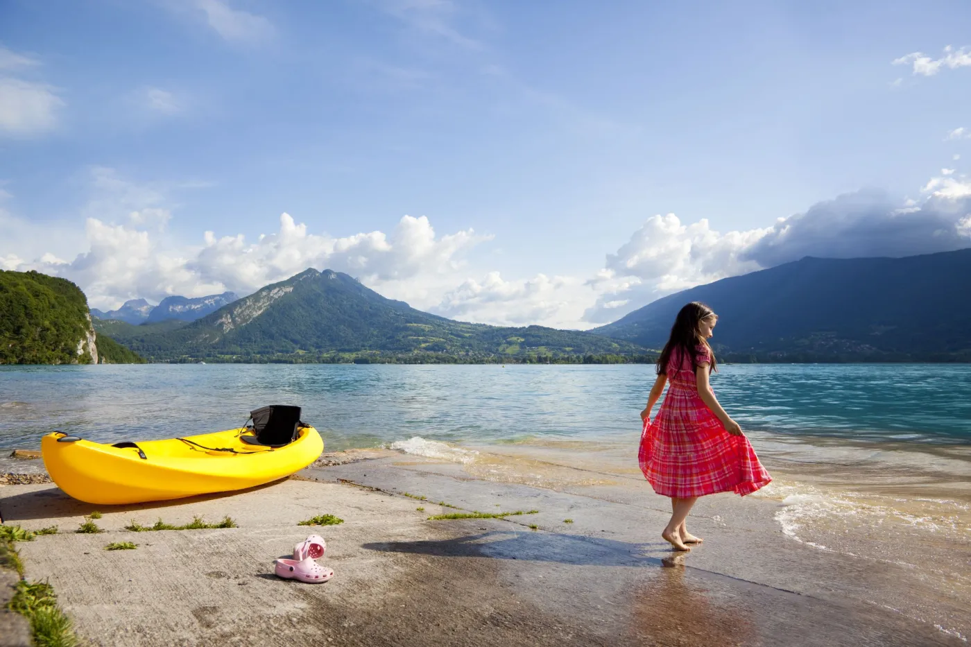 7468503-kajak-na-brzegu-jeziora-annecy.jpg