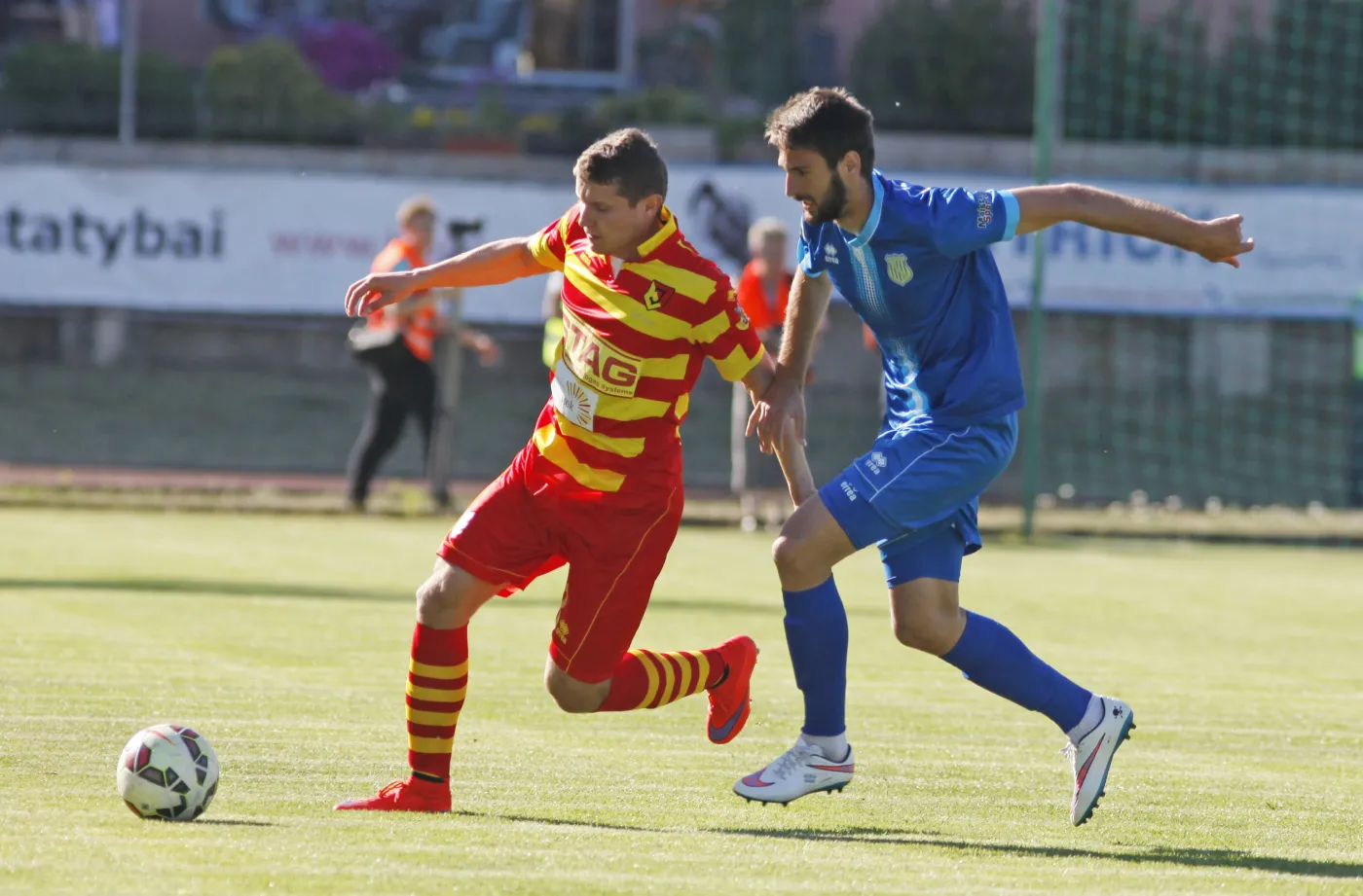 Patryk Tuszyński (L) z Jagiellonii Białystok oraz Alexandru Crisan Horia (P) z Kruoja Pakruojis w meczu 1. rundy piłkarskiej Ligi Europejskiej w Szwale