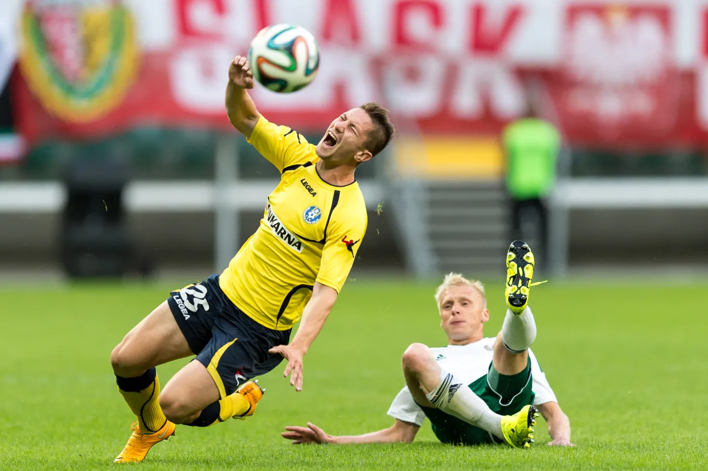 Zawodnik Śląska Wrocław Mariusz Pawelec (P) w starciu o piłkę z Mateja Mrsic'em (L) z NK Celje