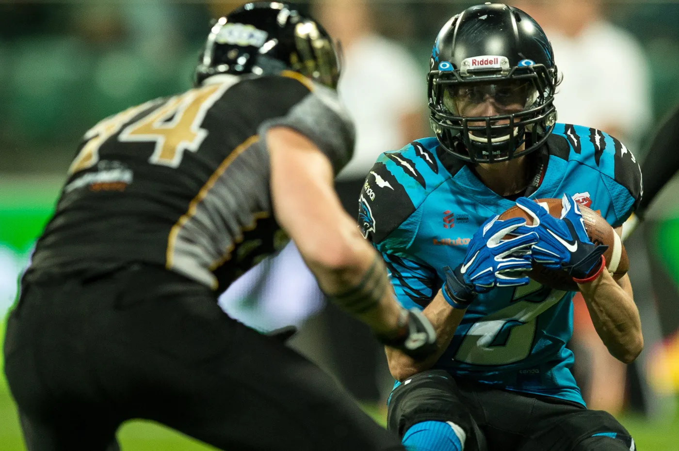 Fragment Super Finału Polskiej Ligi Futbolu Amerykańskiego pomiędzy miejscowymi Panthers'ami (koszulki niebieskie) i Seahawks Gdynia (czarne) we Wrocławiu