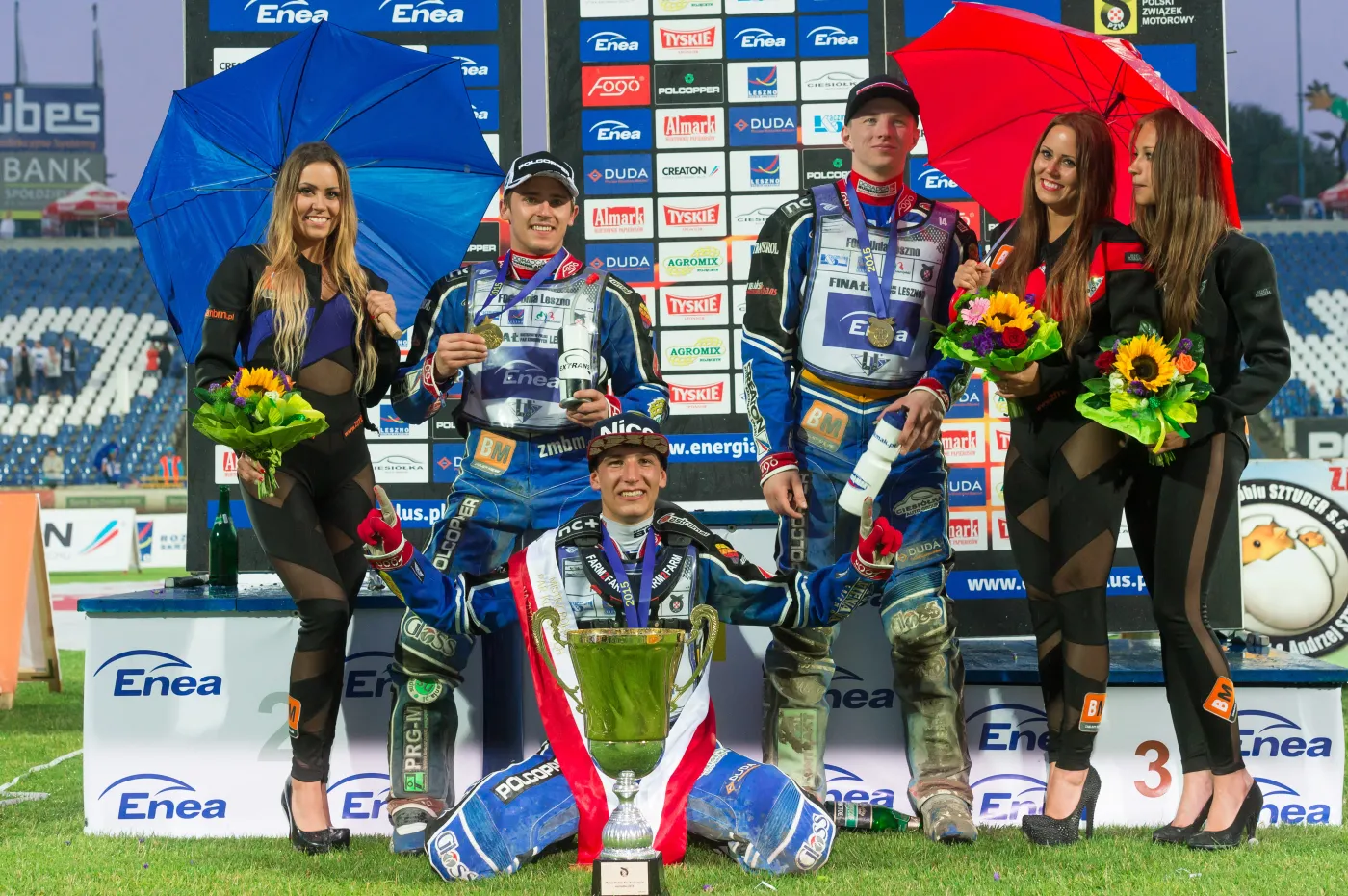 Zawodnicy miejscowej Fogo Unii: Grzegorz Zengota (2L), Piotr Pawlicki (C) i Tobiasz Musielak (3P) z trefeum po wygraniu finału mistrzostw Polski par klubowych w Lesznie