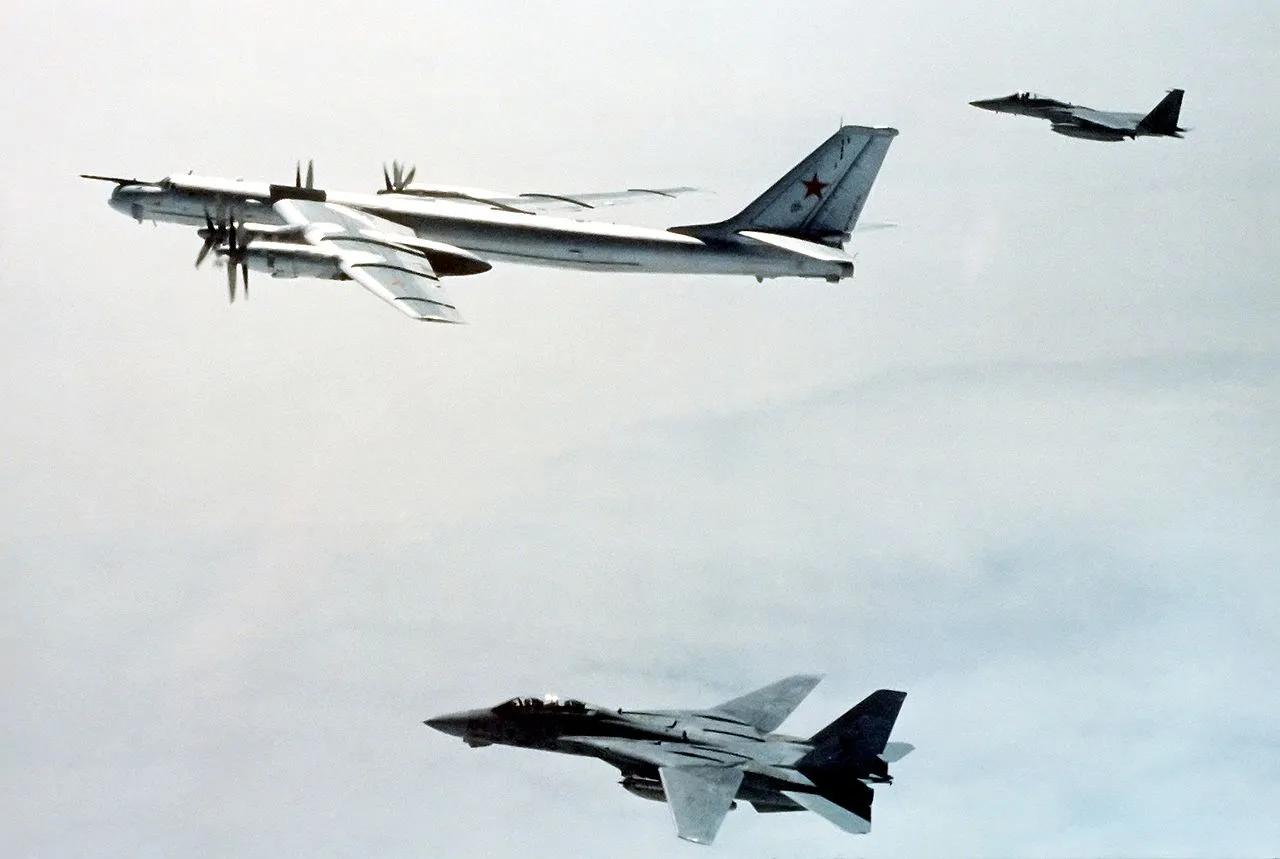 Tu-95 eskortowany przez samoloty myśliwskie F-14 i F-15