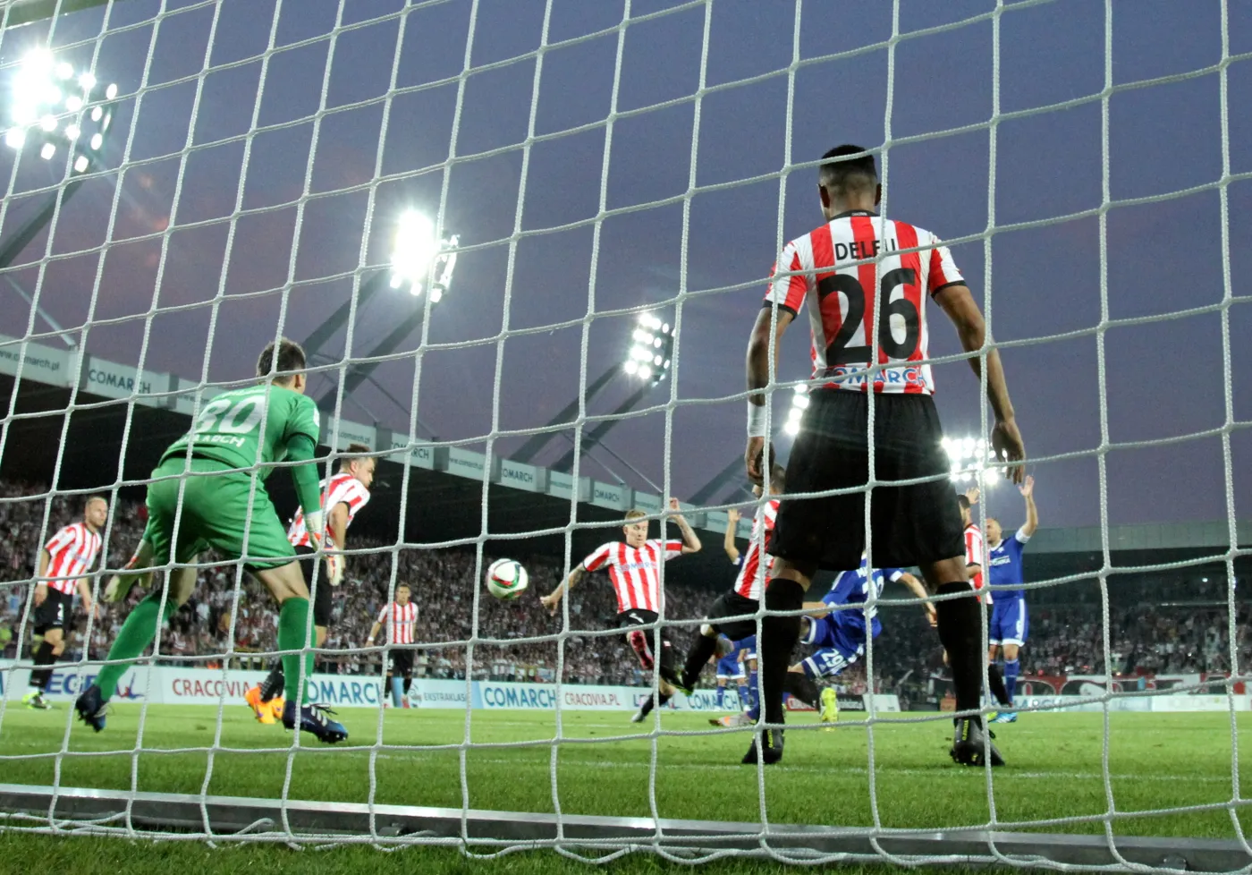 Krzysztof Mączyński strzela gola Cracovii w derbach Krakowa