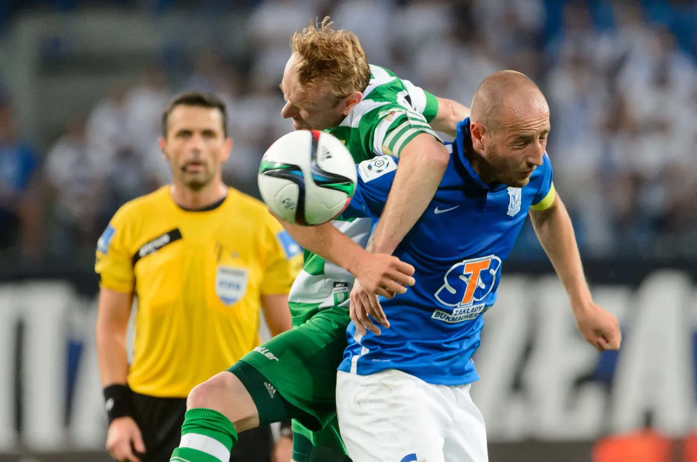 Sędzia główny Daniel Stefański (L) oraz Łukasz Trałka (P) z miejscowego Lecha i Sebastian Mila (C) z Lechii Gdańsk w meczu T-Mobile Ekstraklasy, rozegranym w Poznaniu