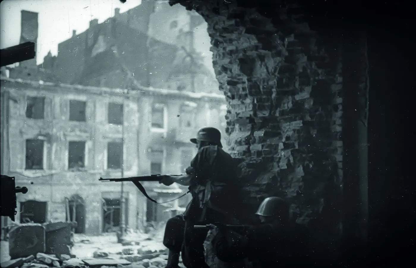 Tak umierała Warszawa. Kilkaset ARCHIWALNYCH ZDJĘĆ wydanych na nowo