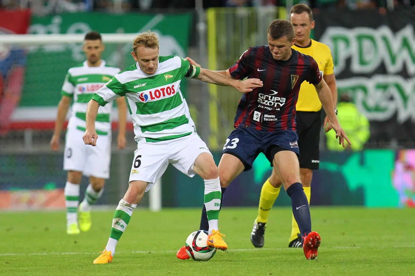 Zawodnik Lechii Gdańsk Sebastian Mila (L) walczy o piłkę z Mateuszem Matrasem (P) z Pogoni Szczecin podczas meczu Ekstraklasy